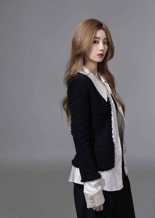 徐艺洋穿宽松连衣裙却不显臃肿,筷子腿太吸睛