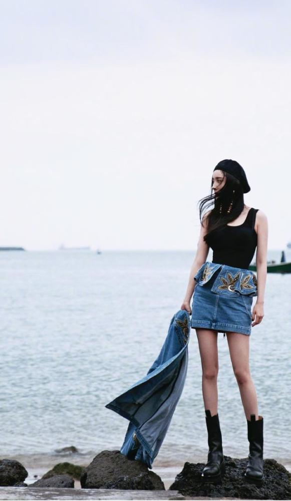 杨幂穿“闪钻裙”太秀了,不愧为带货女王