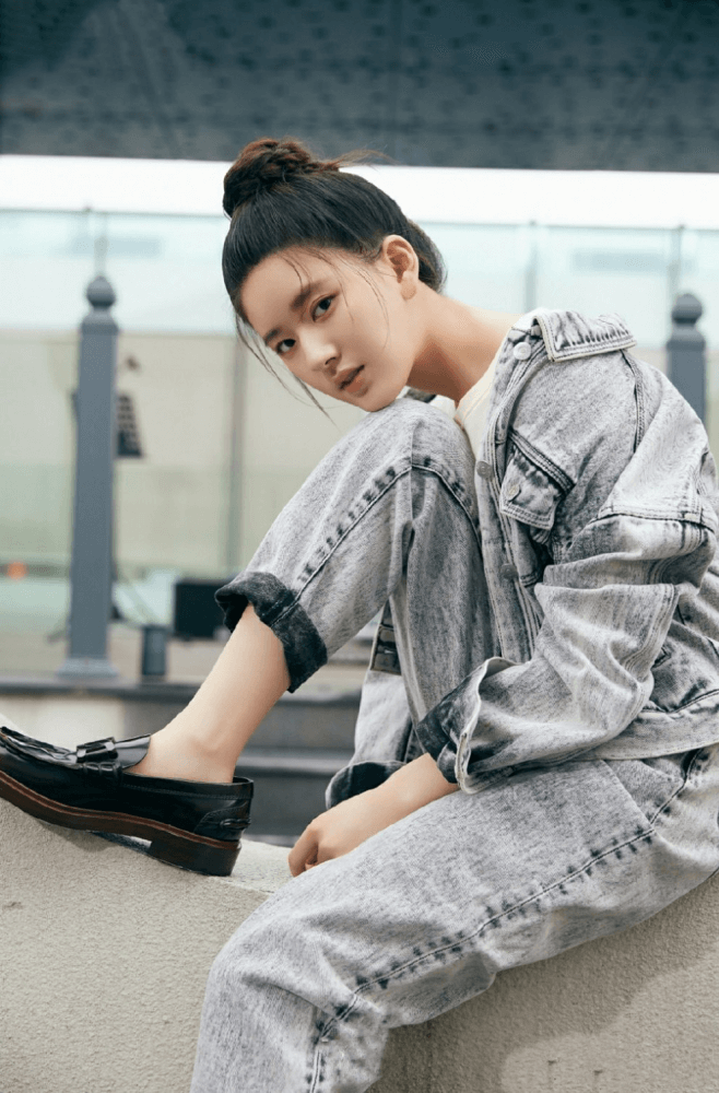 赵露思灰蓝色牛仔套装搭配丸子头,少女感十足