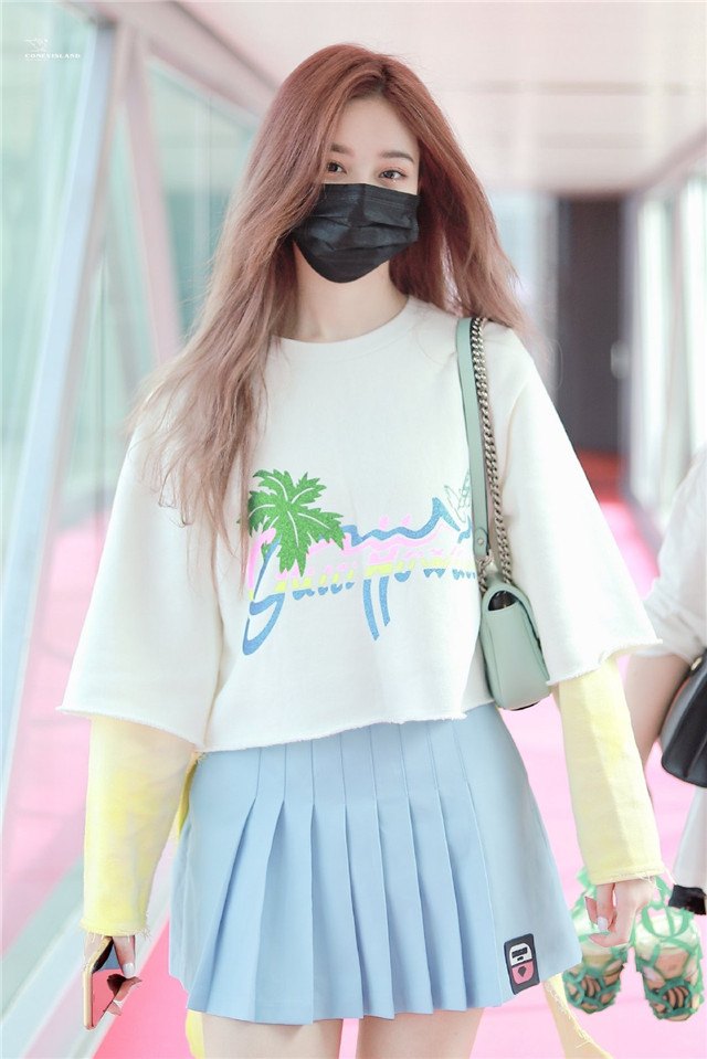 “单件穿”已经过时，今夏流行“1＋1”叠穿法，遮肉防晒又好看