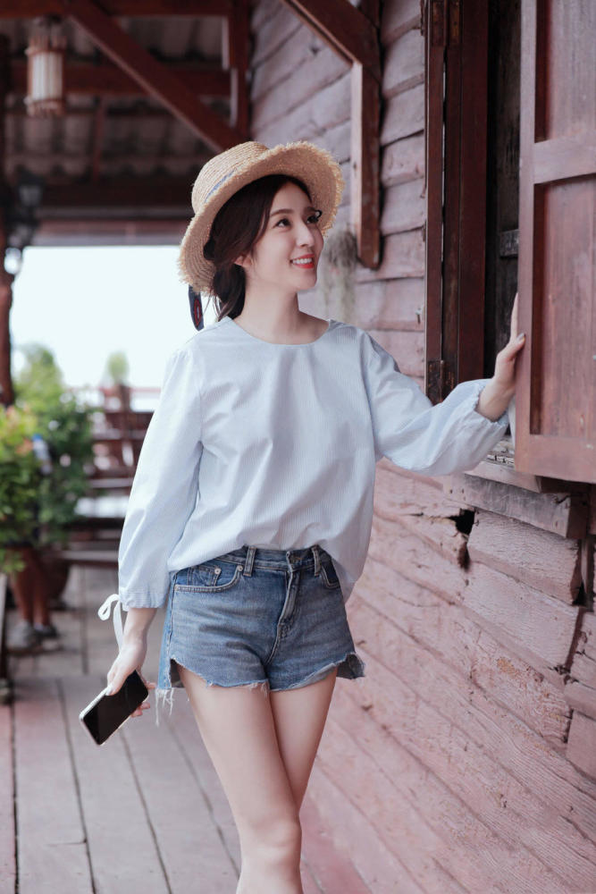 王晓晨白衬衫搭配绿色皮质半身裙简约高级，女神范十足