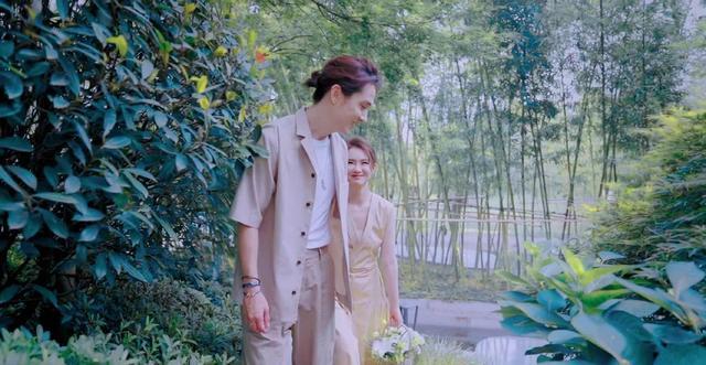 戚薇李承铉拍七夕大片，白色系穿搭浪漫又高级，泳池写照甜度满分