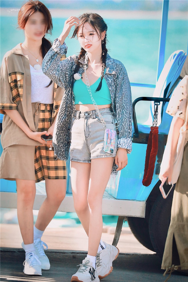 “单件穿”已经过时，今夏流行“1＋1”叠穿法，遮肉防晒又好看