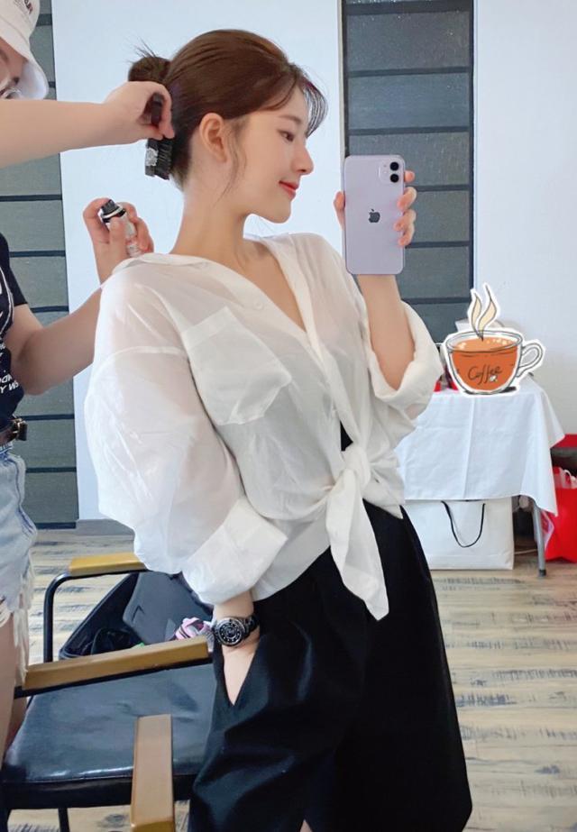 花包红裙复古风,赵露思演绎轻熟少女,甜甜一笑太美了