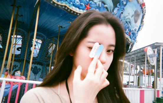 欧阳娜娜虽然平时穿衣低调，却时尚中带点文艺