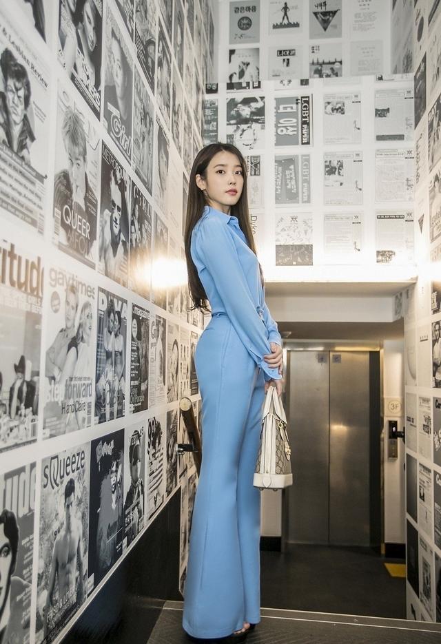 李知恩从甜美气质女孩到假小子,穿衣风格随意切换