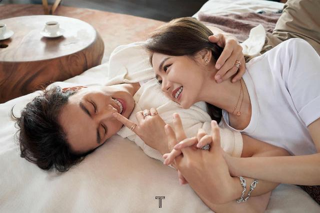 戚薇李承铉拍七夕大片，白色系穿搭浪漫又高级，泳池写照甜度满分