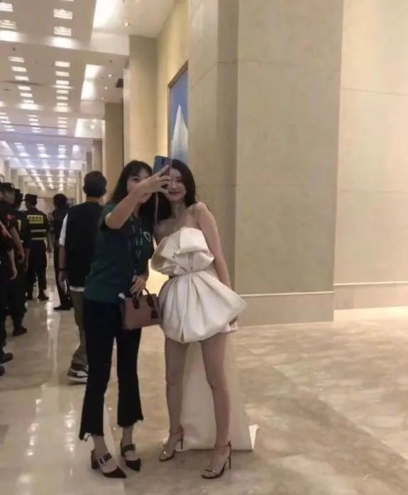 张大奕太会穿，看了这件“布条”裙后才知道时尚博主的真实力