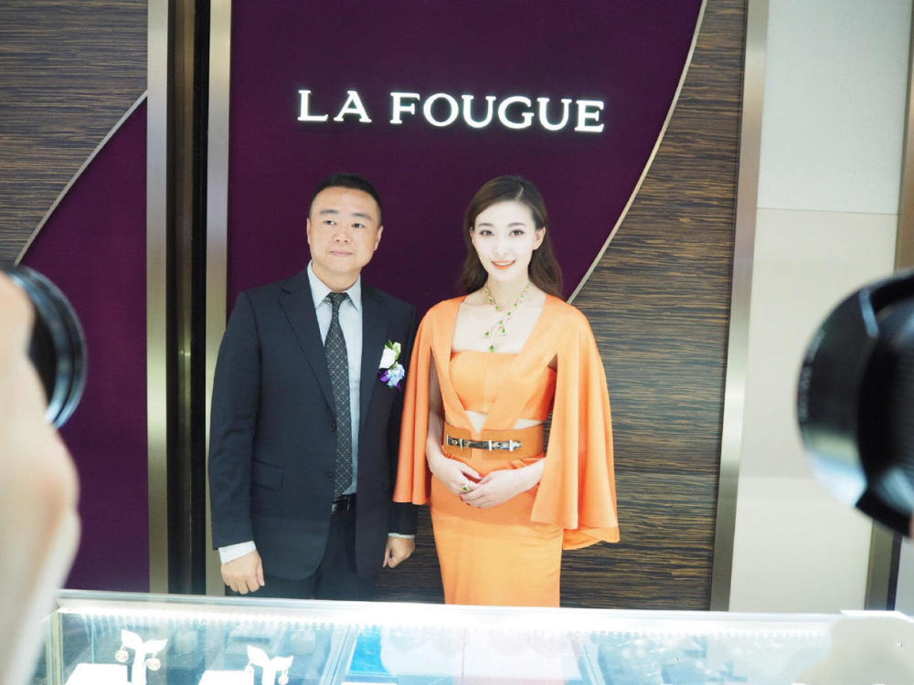 周知女神范十足，大胆尝试黄色连衣裙简约又高级，美了美了！