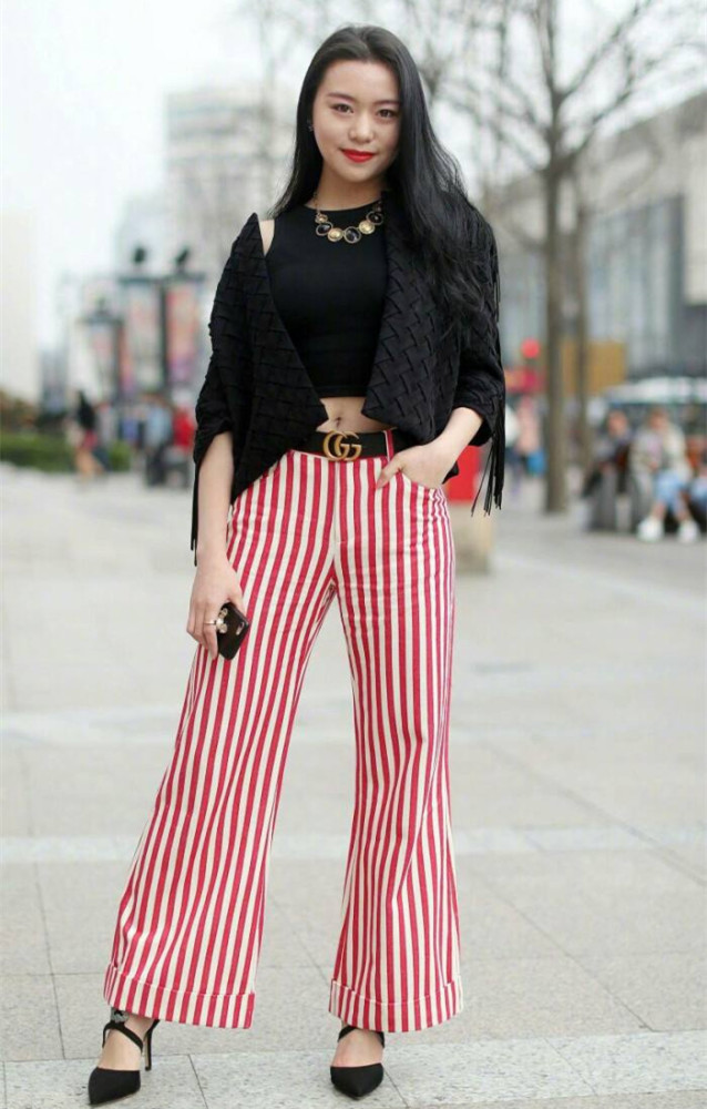 只会穿烂大街的牛仔裤？今年更流行“阔腿渣渣裤”，试一下吧