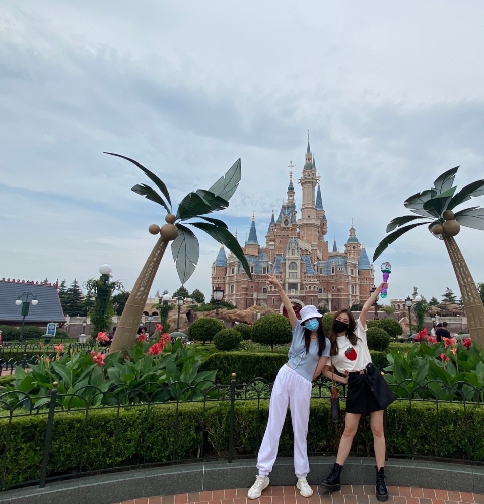 热巴祝绪丹罕见同框，素颜下热巴脸不够拳头大，瘦弱得让人心疼！