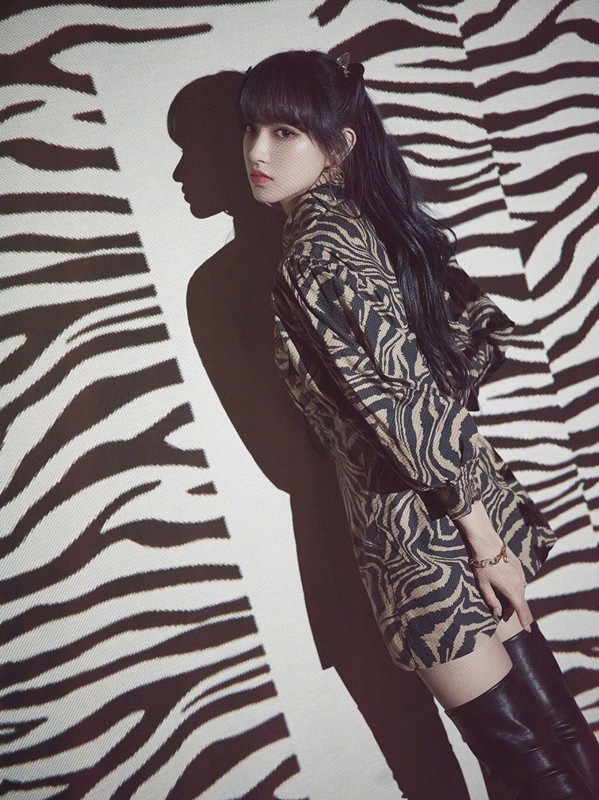 程潇连衣短裙配过膝长靴秀美腿,真有100多斤?