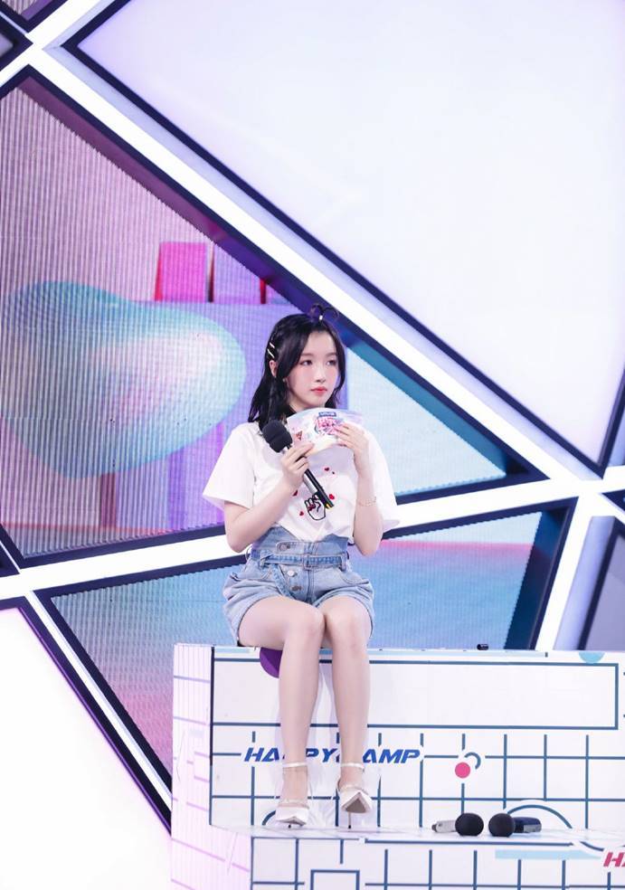 李浩菲古灵精怪穿搭真好看!蓝色泡泡袖衫 黑色短裤宛若烂小公主