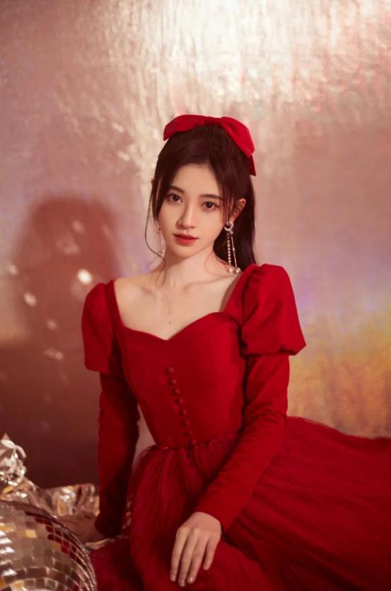 美艳开挂神器?这些红色裙子也太惊艳了,难怪女明星都爱穿