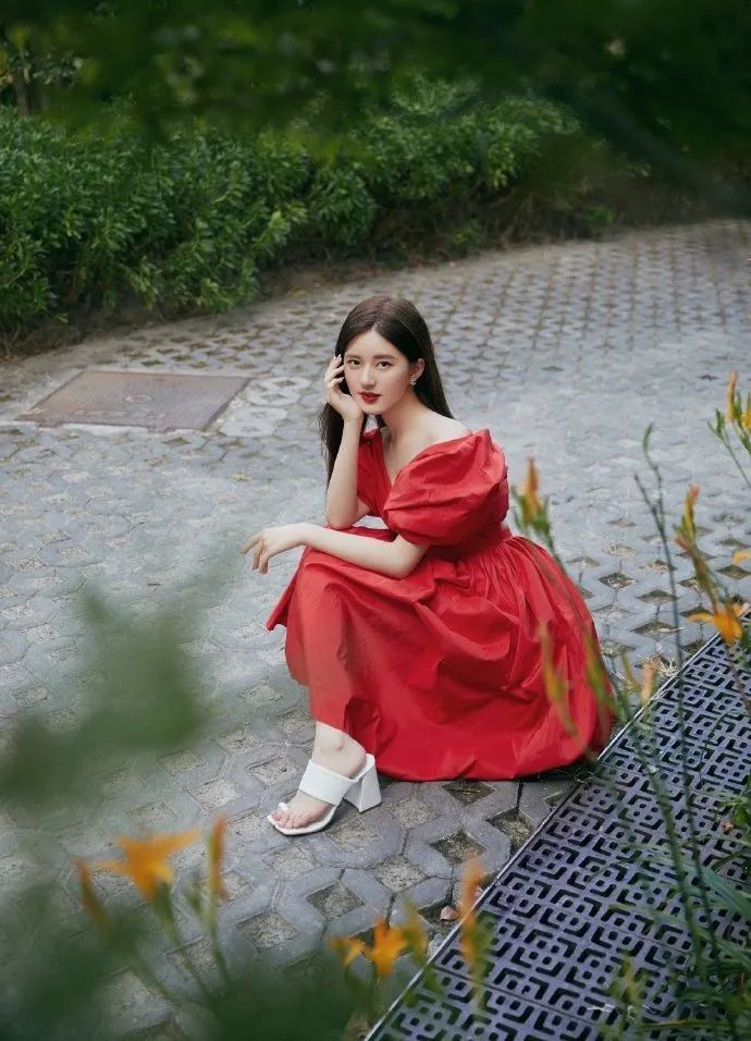 赵露思换上烈焰红裙太美丽,被衬得娇艳可人