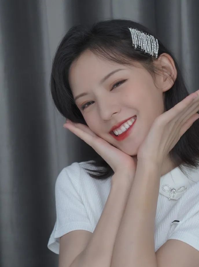 张予曦眉上刘海配学生头，一般人换上脸都要大一圈