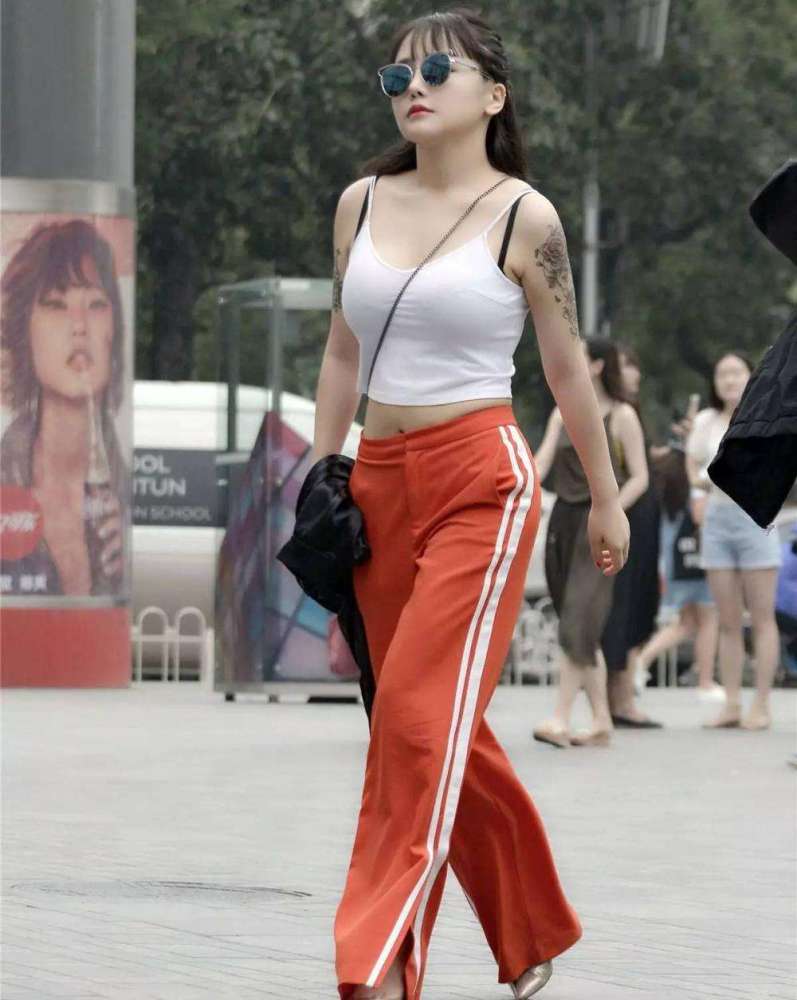 只会穿烂大街的牛仔裤？今年更流行“阔腿渣渣裤”，试一下吧