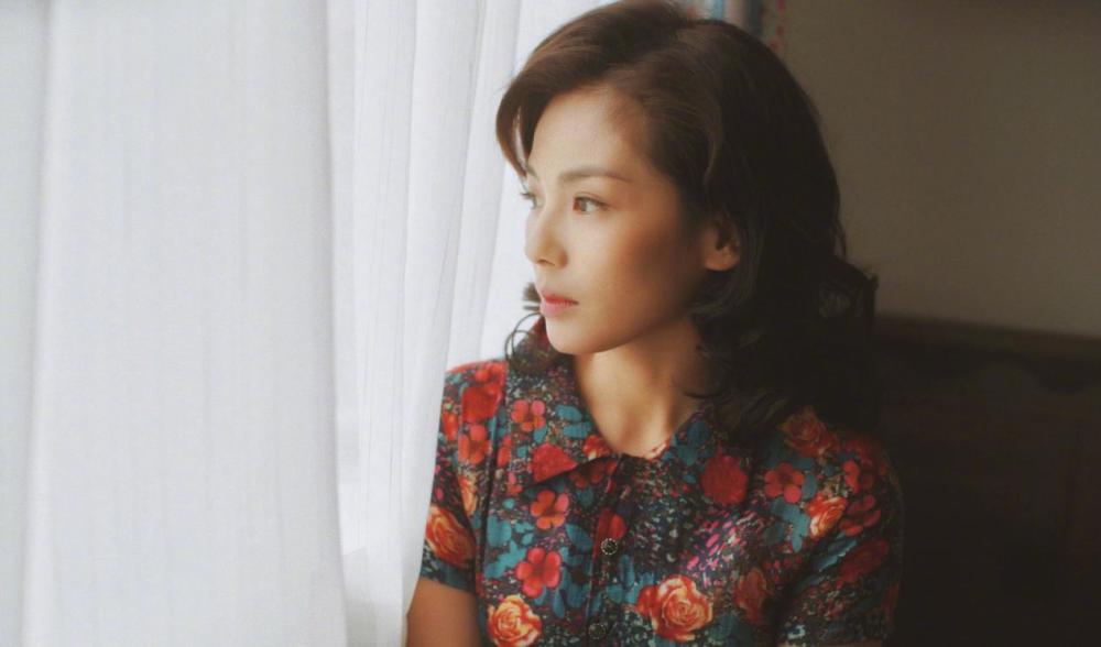 刘涛穿印花连衣裙复古迷人，终于有了阿姨的模样