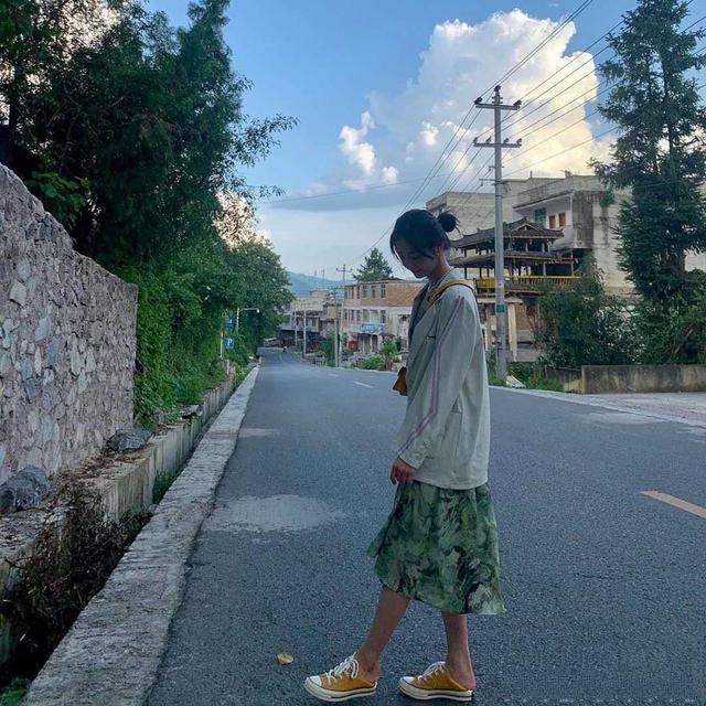 周洁琼演绎夏季清新穿搭，扎染吊带配浅绿色西装，女神就要这么穿