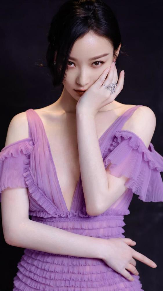 穿搭优等生倪妮不愧为时尚界的宠儿,简约风格穿出了高级感