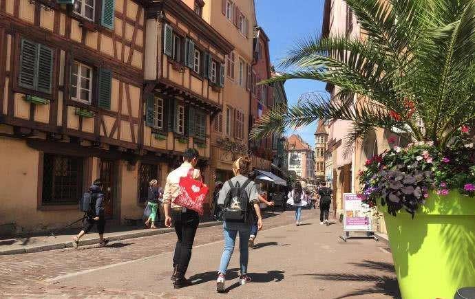 法国女人之所以穿衣浪漫?就是因为她们时刻强调这几个点