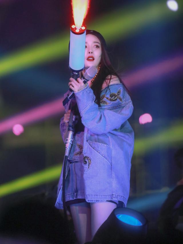 杨幂穿“闪钻裙”太秀了,不愧为带货女王