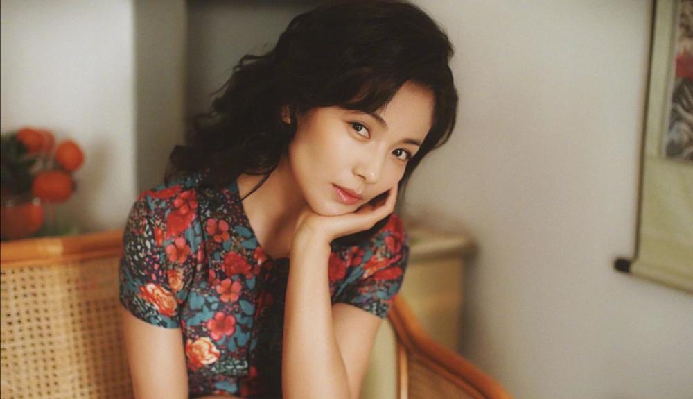 刘涛穿印花连衣裙复古迷人，终于有了阿姨的模样