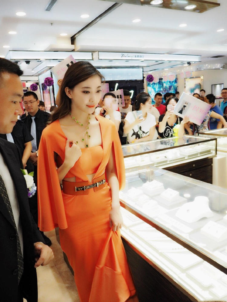 周知女神范十足，大胆尝试黄色连衣裙简约又高级，美了美了！