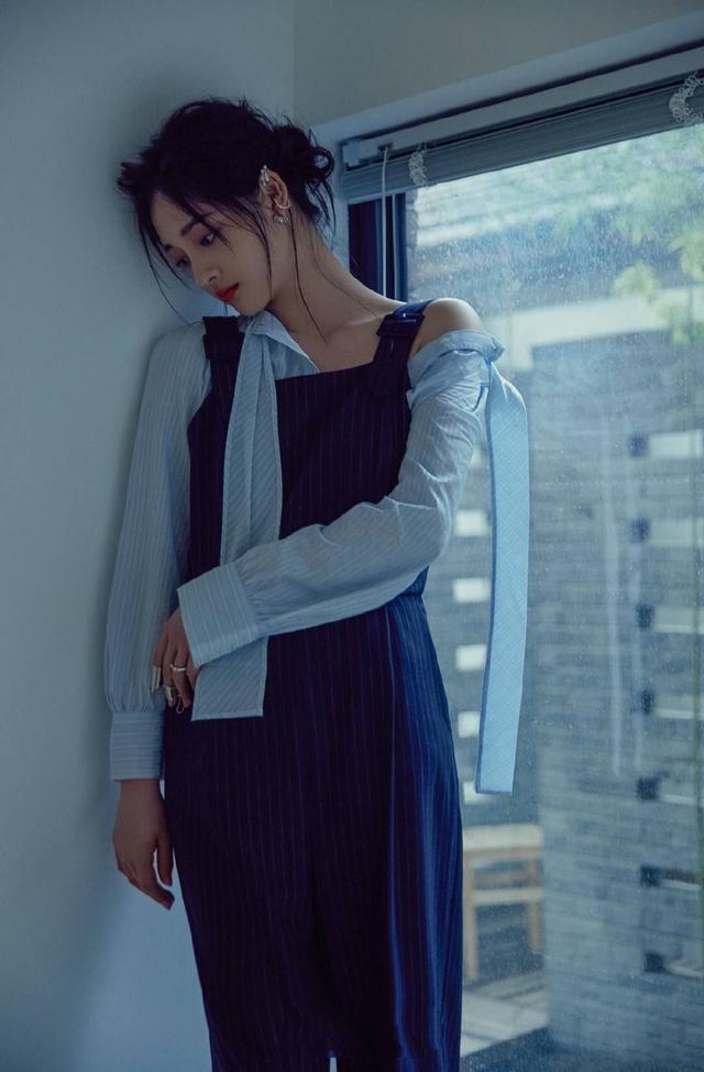 周洁琼演绎夏季清新穿搭，扎染吊带配浅绿色西装，女神就要这么穿