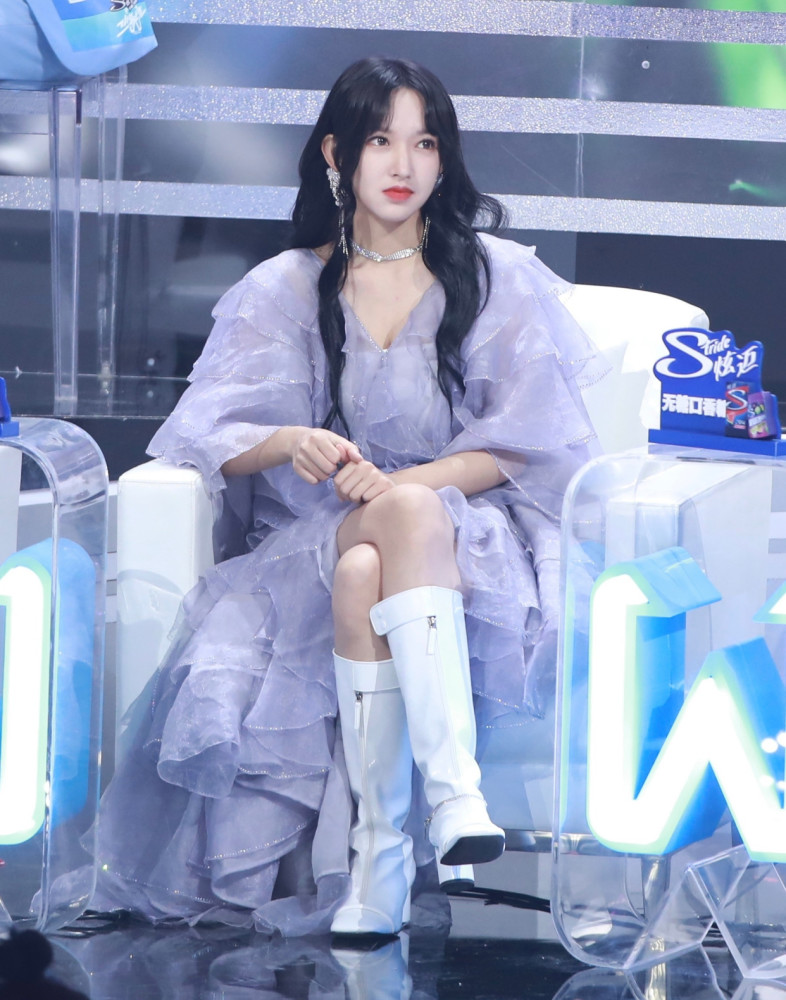 程潇穿个“浴花”就来上节目了,果然气质好颜值高就能随便任性
