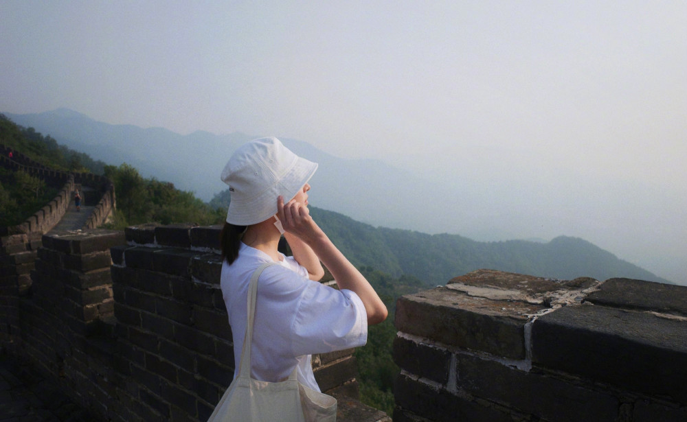 李沁晒游客打卡照,简约小白T+蓝色牛仔裤清爽阳光有活力