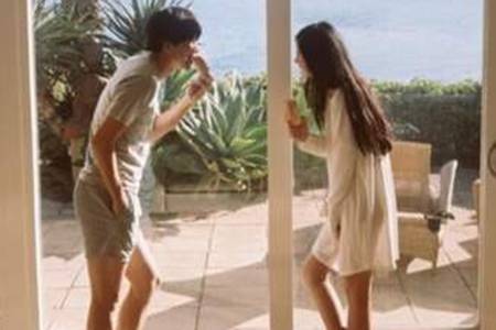 爱情究竟是不是必需品 网友：爱情不是房车钱才是！