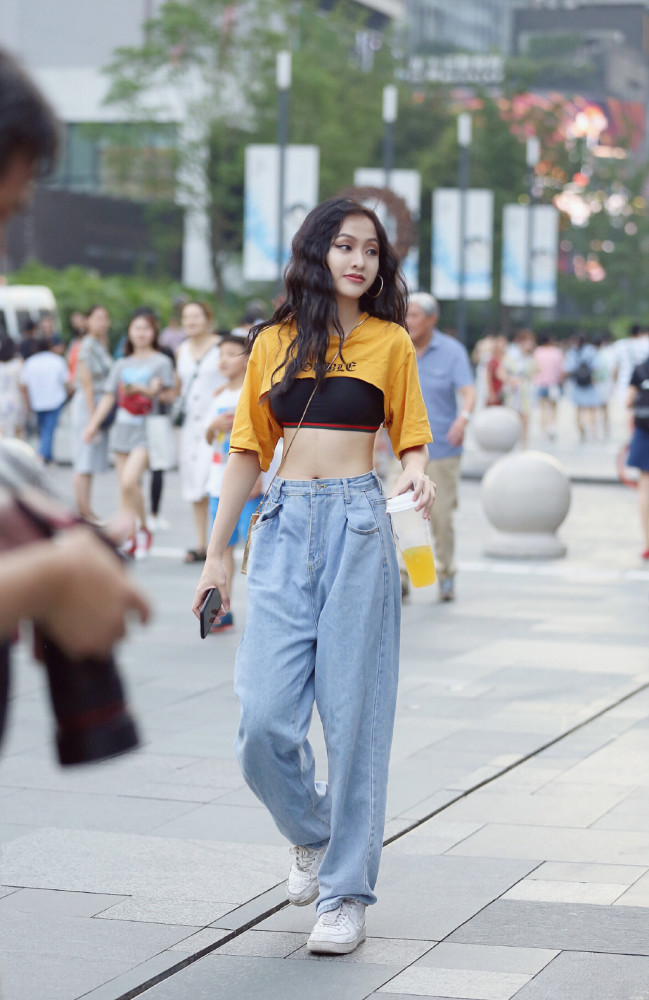 国内街拍：白色上衣搭配浅蓝牛仔裤风格独特，复古气息十足！