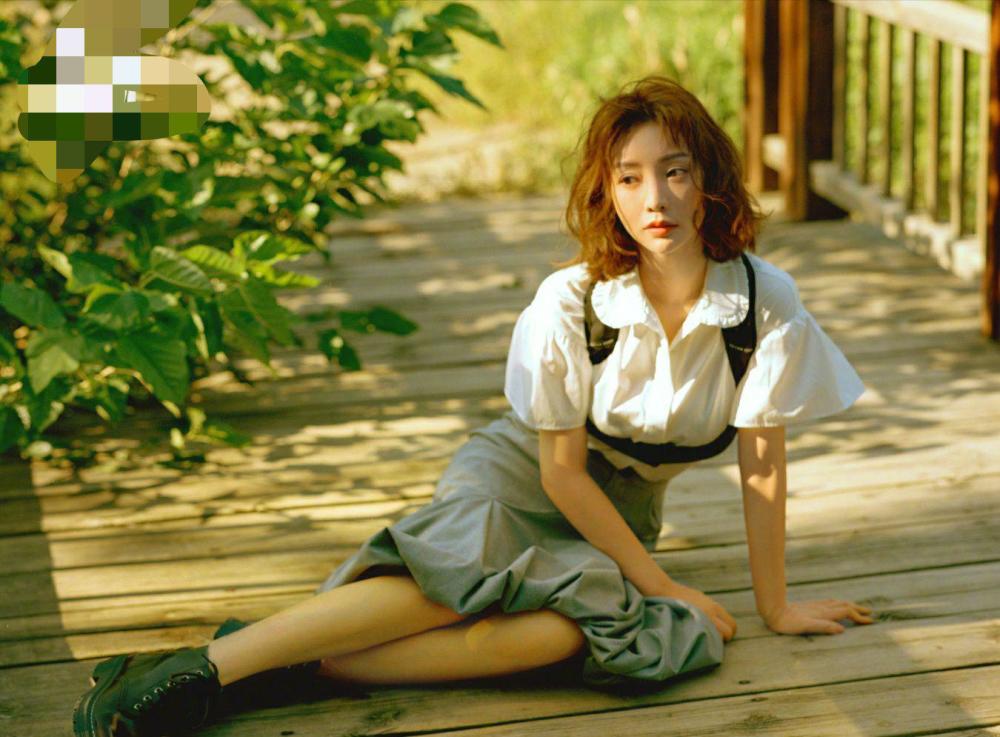 柳岩剪短发超显年轻，微卷发配白衬衣时尚减龄