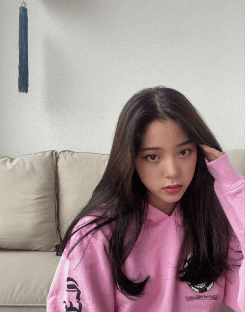 欧阳娜娜粉色卫衣配牛仔裤，一头长发温柔到骨子里