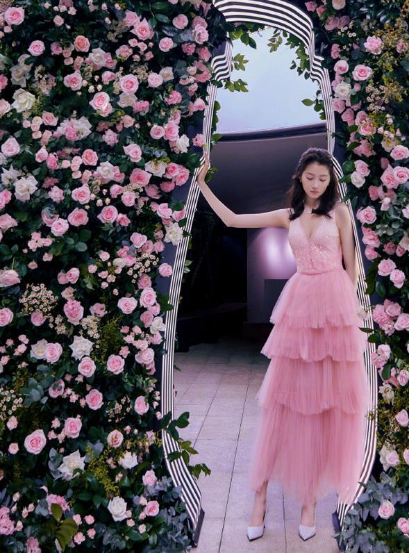 关晓彤一袭“双V”礼服裙秀冰肌玉肤,高贵清甜惹人怜