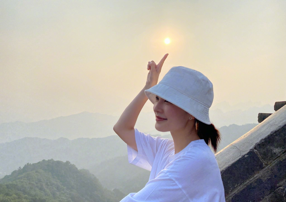 李沁晒游客打卡照,简约小白T+蓝色牛仔裤清爽阳光有活力