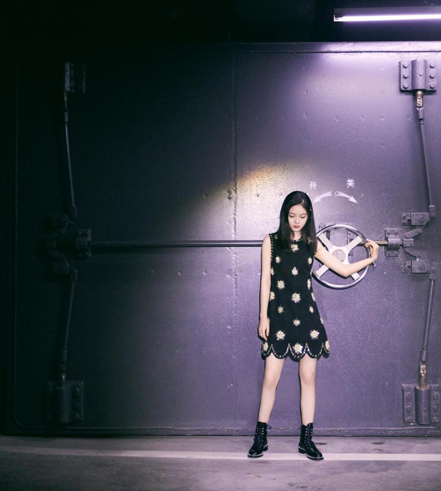 赵今麦无袖连衣裙平衡甜酷风格,黑长直发型好飒