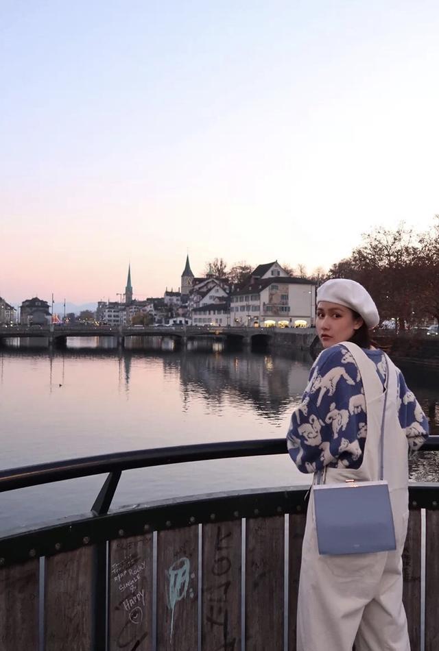 背带这样穿少女感扑面而来,减龄就靠它