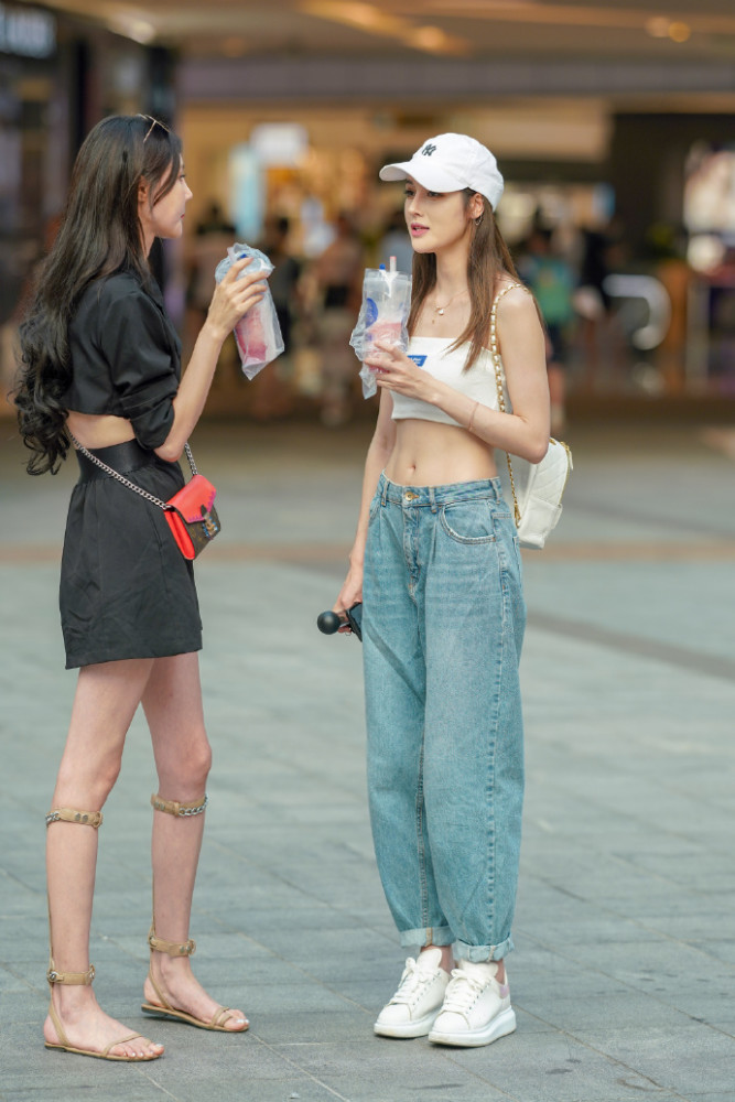 国内街拍：白色上衣搭配浅蓝牛仔裤风格独特，复古气息十足！