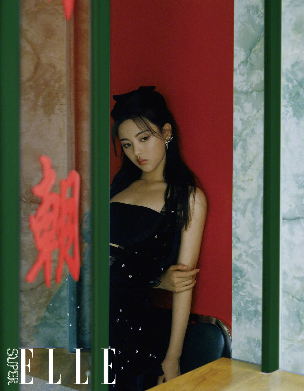 杨超越最新时尚造型 化身港风美女