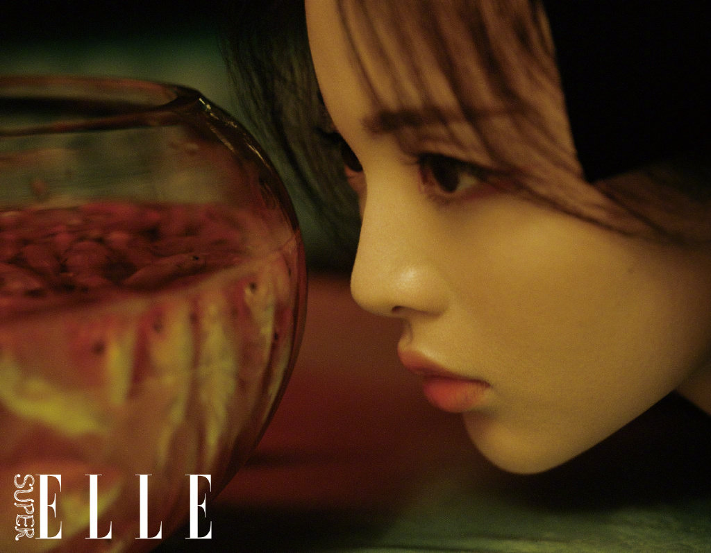 杨超越最新时尚造型 化身港风美女