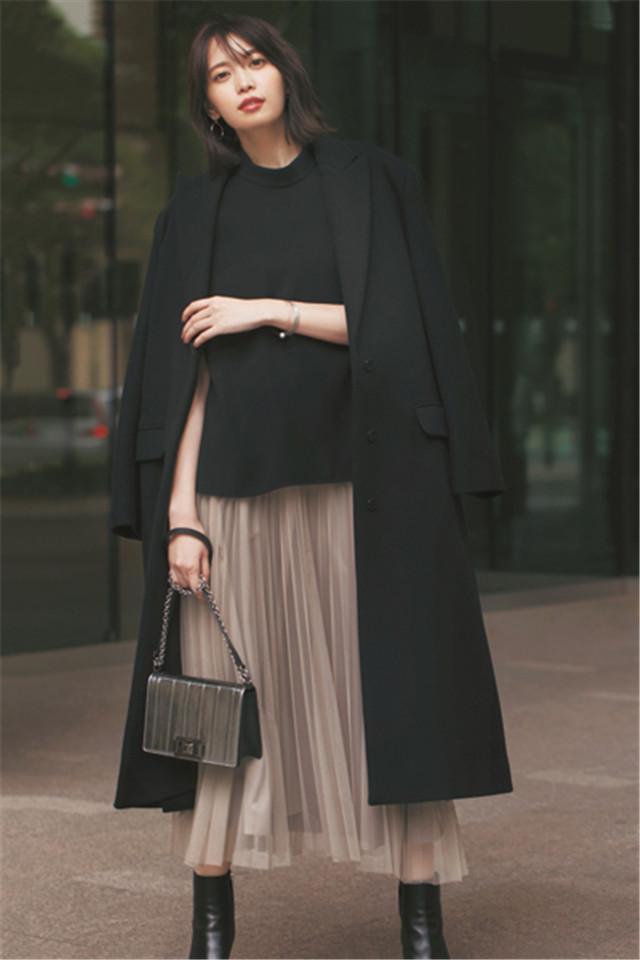 早秋学日本女人穿透明褶皱裙，气质优雅出众太好看