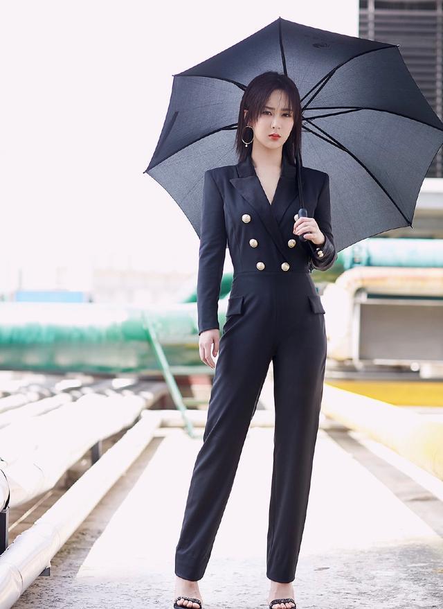 杨紫穿黑色连体裤展示轻熟魅力,像换了一个人
