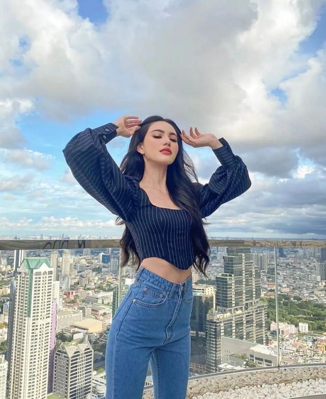 泰国一枝花MAI晒照!短上衣配牛仔裤“蚂蚁腰”瞩目,身材太美