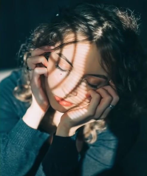 保姆级“自拍教科书”火爆外网!解锁你朋友圈国庆高赞