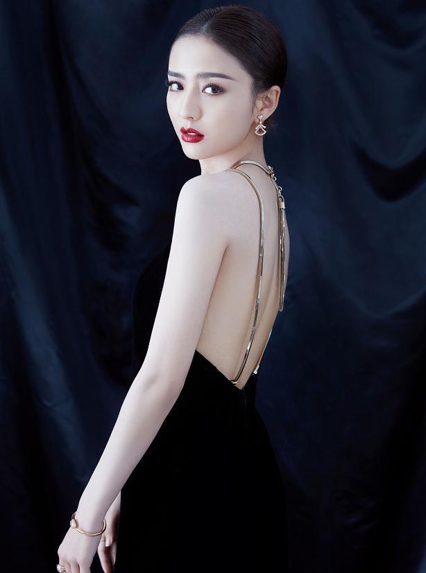 万茜撞衫佟丽娅同穿黑色露背裙,果然还是新疆美女能打