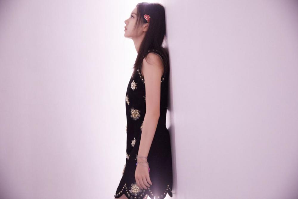 赵今麦无袖连衣裙平衡甜酷风格,黑长直发型好飒