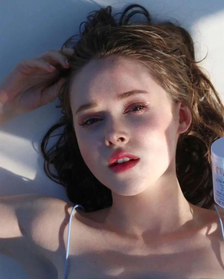 保姆级“自拍教科书”火爆外网!解锁你朋友圈国庆高赞