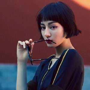 迪丽热巴登杂志封面,齐耳短发又美又飒气场超强